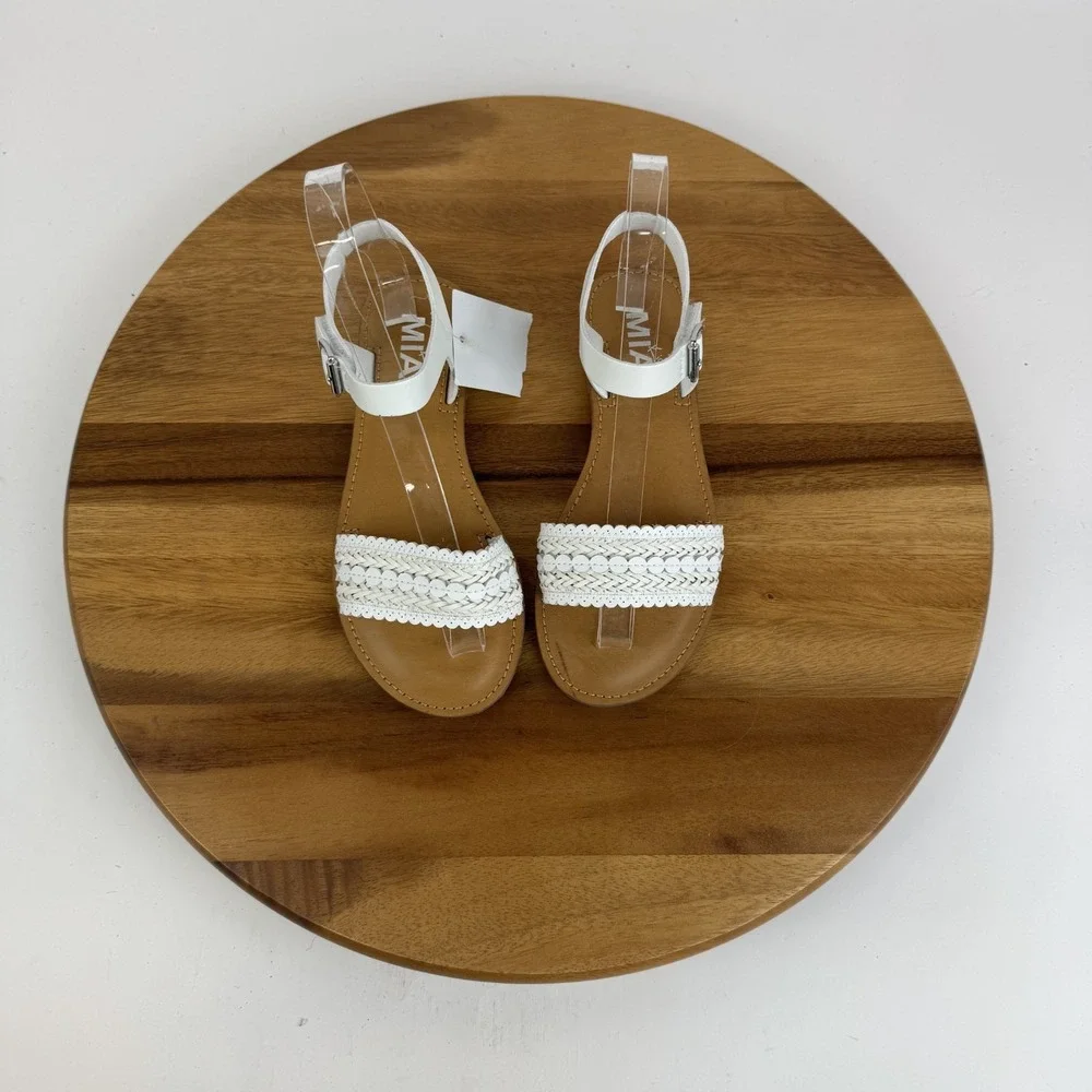 New NWOB Big Kids Mia Auri White Braided Leather Ankle Strap Sandals Size 3 Y‎